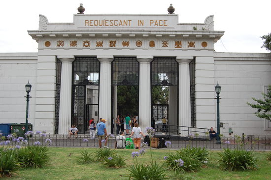 Cementario de la Recoleta
Ich fand es irgendwie schon sehr makaber, wie all die Touristen durch diesen Friedhof laufen, sich neben Graeber stellen und Fotos machen.