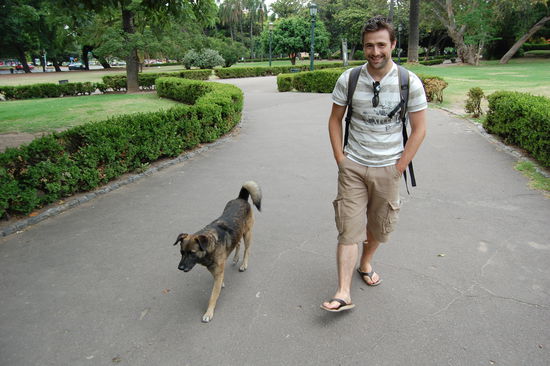 Dieser Hund lief uns ca. 20 Minuten durch einen Park hinterher.