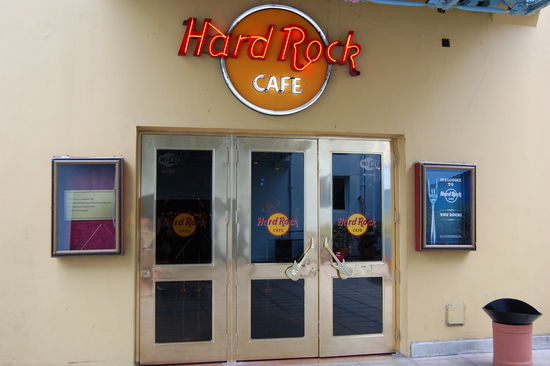 Das Hard Rock Café in Buenos Aires. Leider hatte wir hier auch wieder Pech und haben nichts zu essen bekommen, da die Sylvestervorbereitungen fuer abends schon liefen. Allerdings haetten wir fuer die Sylvesterparty noch reservieren koennen. Haette nur 120 Dollar pro Person gekostet. Zur Freude unseres Budgets haben wir es gelassen, denn wir Zwei haetten niemals 240 Dollar veressen und trinken koennen.