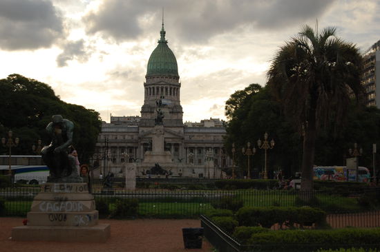 Am Ende der Av de Mayo, uebrigens auch die Strasse unseres Hostels Alkimista, steht der Palacio del Congreso mit seiner gruenen Kuppel. Er entstand 1906 nach dem Vorbild des Washingtoner Capitols. Davor die Plaza des Congreso und das Monumento a los Dos Congresos.