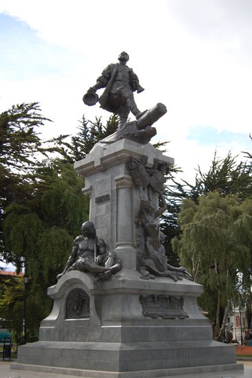 Auf der Plaza de Armas oder Plaza Muños Gamero steht ein Denkmal zu Ehren der Indianer.
