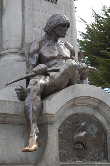 Der Sage nach kehrt man nach Punta Arenas zurück, wenn man den großen Zeh des Indianers küsst bzw. anfasst.
Der ist schon ganz schoen abgeknutscht 