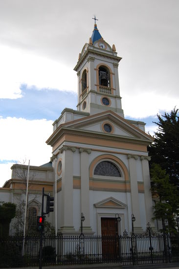 Die Kirche direkt gegebueber der Plaza.