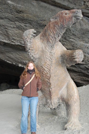 Am Eingang der Höhle steht ein Denkmal, das ein Mylodon in der ursprünglichen Größe zeigt.