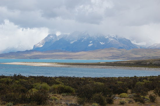 Blick auf die "Torres del Paine", leider in Wolken gehuellt.