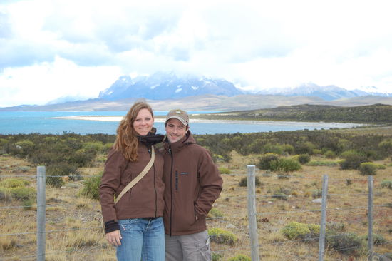 Wir, im Hintergrund die Torres del Paine und der Lago Sarmiento.