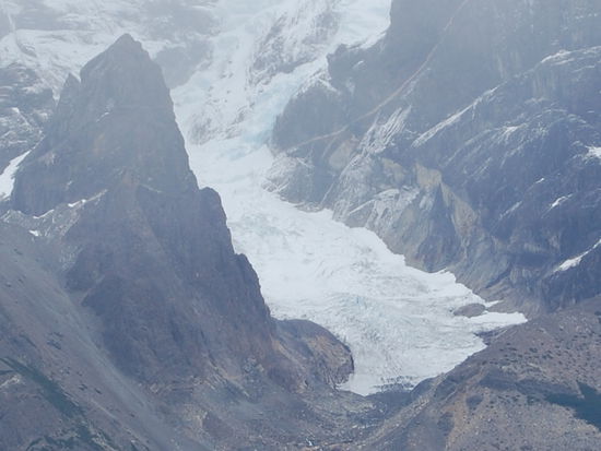 Dieser Gletscher kommt zwischen den Torres del Paine herunter.