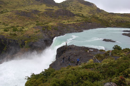 Als wir zu diesem tollen Wasserfall gelaufen sind, hat es geregnet und so gewindet, dass wir in Kuerze patschnass waren.