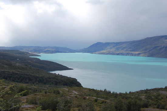 Die Gletscherseen haben total tolle Farben, welche bei Sonnenschein wahrscheinlich noch besser rueberkommen wuerden...