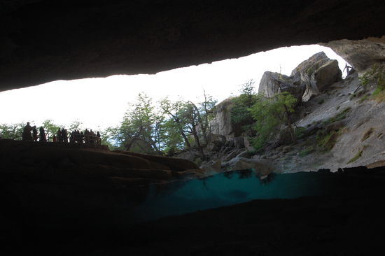 Und das Gestein leuchtet richtig blau durch den Blitz der Kamera. Dies liegt wohl an den enthaltenen Mineralien.