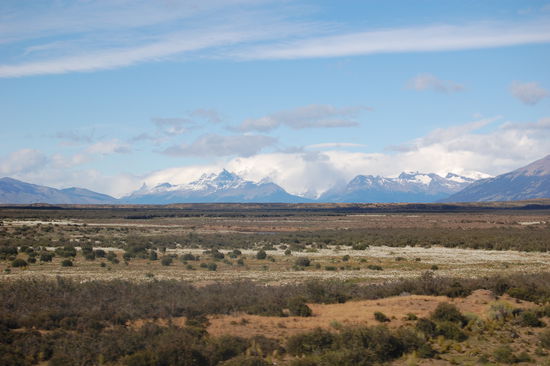 Auf dem Weg zum Perito Moreno, hier mit Blick auf die Anden, welche hier die natuerliche Grenze zu Chile bilden.