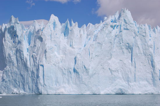 Die Front des Gletschers ist bis zu 60 Meter hoch.