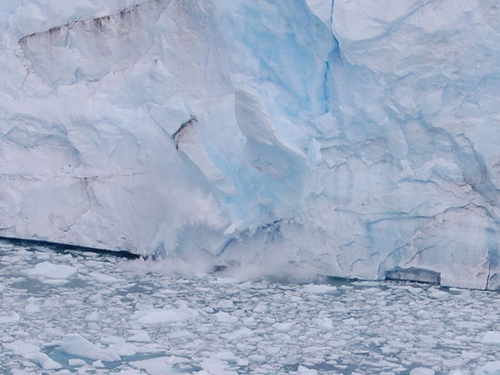 ...und ploetzlich kracht es und es bricht ein Stueck Eis aus dem riesigen Gletscher...