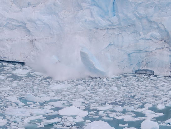 ... und platscht mit lautem Gedonnern ins Wasser...