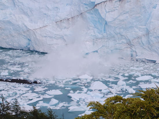 ...was zwar keine riesige Flutwelle ausgeloest hat, aber schon eine ganz schoene Kraft hatte, dafuer das es nur ein "kleines Stueck" Eis war. Dies nennt man "kalben".