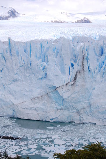 Hier hat sich dann wieder alles beruhigt und man sieht sehr schoen den Halbkreis, wo der Eisbrocken reingefallen ist.