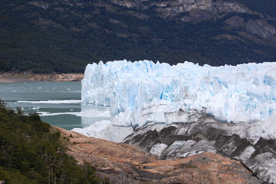 ...und hier trifft der Gletscher auf den Gegenhang, welchen den Gletscher in Nord- und Suedseite teilt.