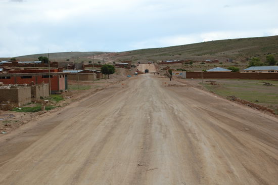 In Bolivien gibt es ausser in den groesseren Staedten keine geteerten Strassen.