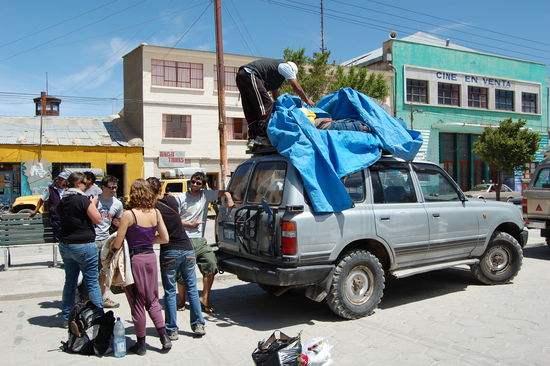 Endlich geht es los. Unsere Gruppe und unser Jeep, welcher gerade mit unserem Gepaeck auf dem Dach beladen wird.
