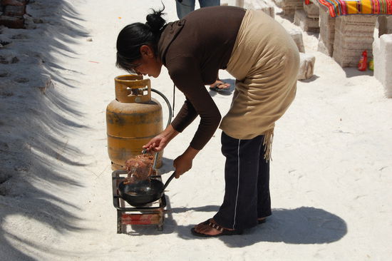 Unsere Koechin, welche in den 3 Tagen einen super Job geleistet hat. Das Essen war superlecker und es ist echt faszinierend, wie sie all die Leckereien auf diesem Kocher zubereitet hat.