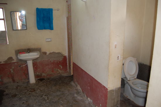 ...das Waschbecken und die Klos. In dem zu sehenden Klo gab es sogar eine Tuer, welche man natuerlich nicht abschliessen konnte, in dem hinteren war immerhin ein Vorhag 