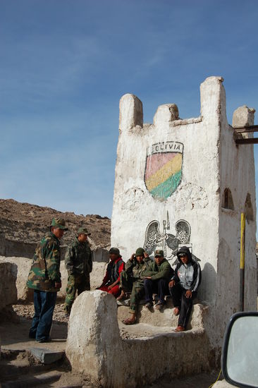 An einer bolivianischen Militaersstation mitten im Nirgendwo.