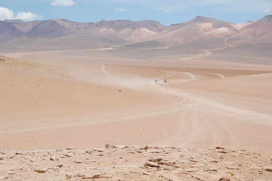 Fahrzeugspuren in der Siloli-Wueste in Bolivien.
