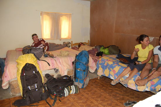 In unserer 2. Unterkunft hatten wir ein 6er Zimmer mit Steinbetten und es gab keine Duschen!