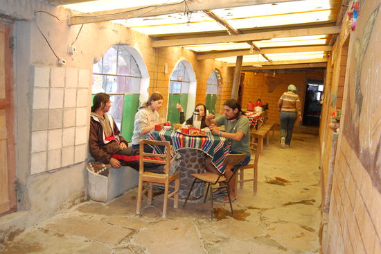 Aufenthalts- und Essbereich vor den Schlafraeumen.