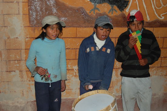 Abends gabs dann ein Staendchen von den Dorfkindern.
