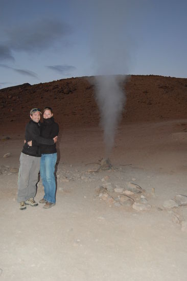 Wir vor einem dampfenden Geysir.