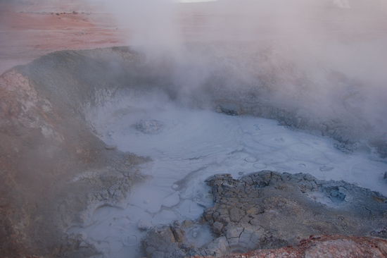 Blubbernder Schlamm, der nach faulen Eiern stinkt.