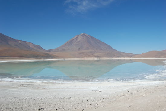 Der Vulkan Licancabur hinter der Laguna Verde.