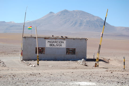 Die Grenze von Bolivien wo wir ausgereist sind. Hier endete leider die Tour fuer uns und noch ein paar andere. Der Rest der Gruppe ist zurueck nach Uyuni gefahren und fuer uns gehts nach San Pedro de Atacama in Chile weiter.