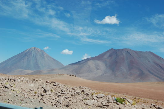 Auf der Fahrt von der bolivianischen Grenze nach San Pedro. Diese Vulkane sehen so unwirklich aus, wie eine Fototapete.
