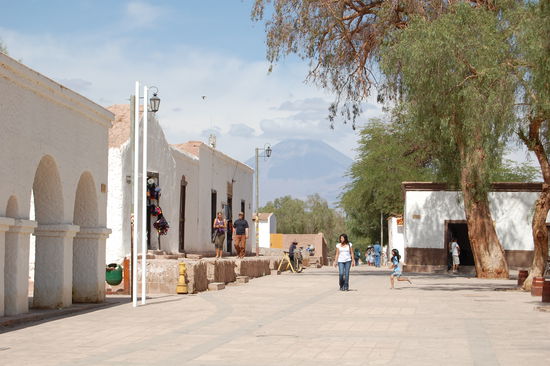 Die Plaza de Armas und im Hintergrund einer der Vulkane.