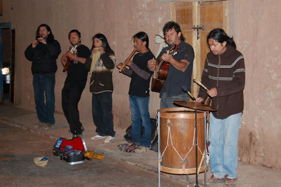 Abends auf der Hauptstrasse.