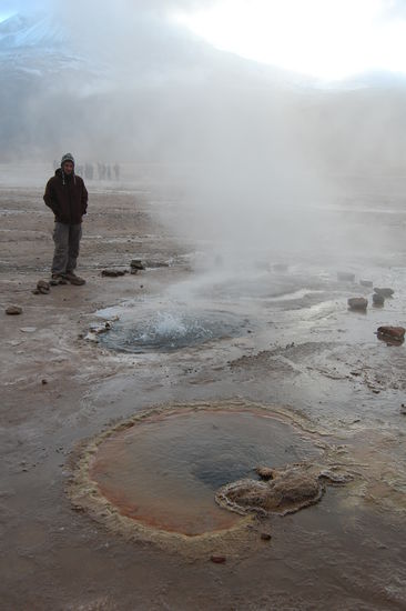 Stefan und einer der vielen vielen Geysire.