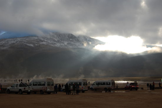 Die Wolkendecke bricht auf.