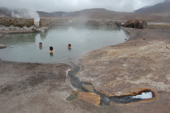 Die heissen Quellen von El Tatio. Hier sieht man sehr schoen, wie das Wasser in das Becken laeuft. Und natuerlich sind wir auch hier wieder baden gegangen (ich mit Top...) nachdem das in Bolivien so toll war. Nur leider war das Wasser hier nur so um die 24 Grad warm und als wir rauskamen, war auch keine Sonne da, sodass wir diesmal richtig gefroren haben, brrr.