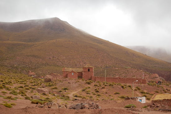 Auf dem Rueckweg fahren wir noch durch ein Dorf, welches bekannt fuer seine Ziegenkaeseempanadas und gegrillten Lamaspiesse ist. Leider ist soviel in dem kleinen Laden los, dass wir nichts mehr bekommen 