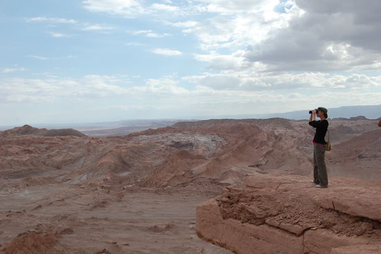 Blick auf die Sternenwarte "Las Campanas", welche in den Bergen liegt. Und mit dem Fernglas konnte ich sogar die Salar de Atacama (die Salzwueste in Chile) sehen.