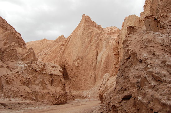Unter den nach Lehm aussehenden Felsen sind ueberall Salzkristalle.