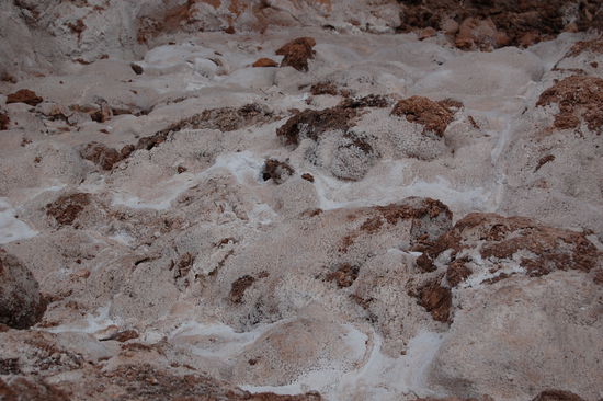 Diesmal kein Schnee, sondern Salz! Wenn man drueber laeuft, denkt man es waere glatt, was es aber natuerlich nicht ist, da es ja Salz ist 