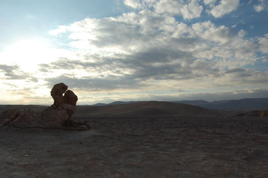 Langsam geht die Sonne unter.