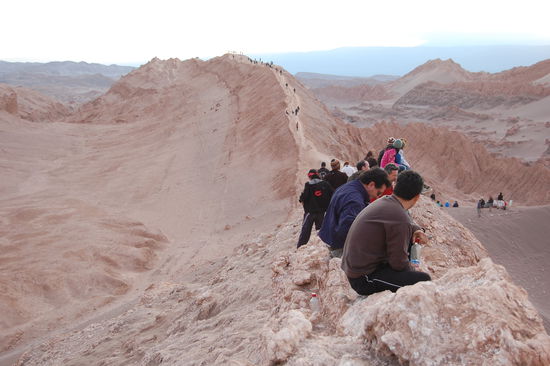 Und hier auf diesem Bergruecken warten dann alle auf den spektakulaeren Sonnenuntergang.
