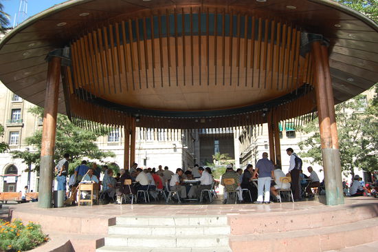 Hier spielen die Maenner Schach mitten auf der Plaza de Armas.