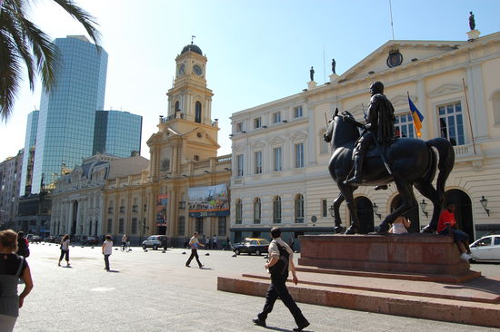 Neu und alt. In der Mitte die Post und ganz rechts das Rathaus von Santiago.