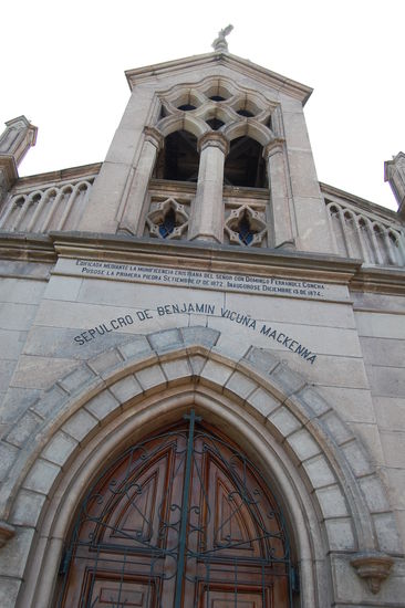 Eine kleine Kirche im Park.