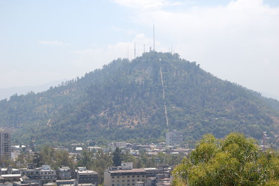 Blick auf den Hausberg von Santiago, den Cerro San Cristóbal.